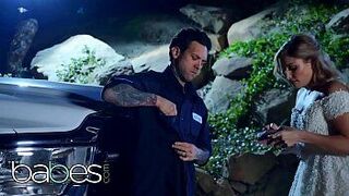 Sexy (Nikki Peach) fucked outdoors by stranger man fixing her car - BABES porn video